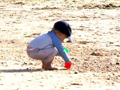 Kleinkind am Strand beim Spielen